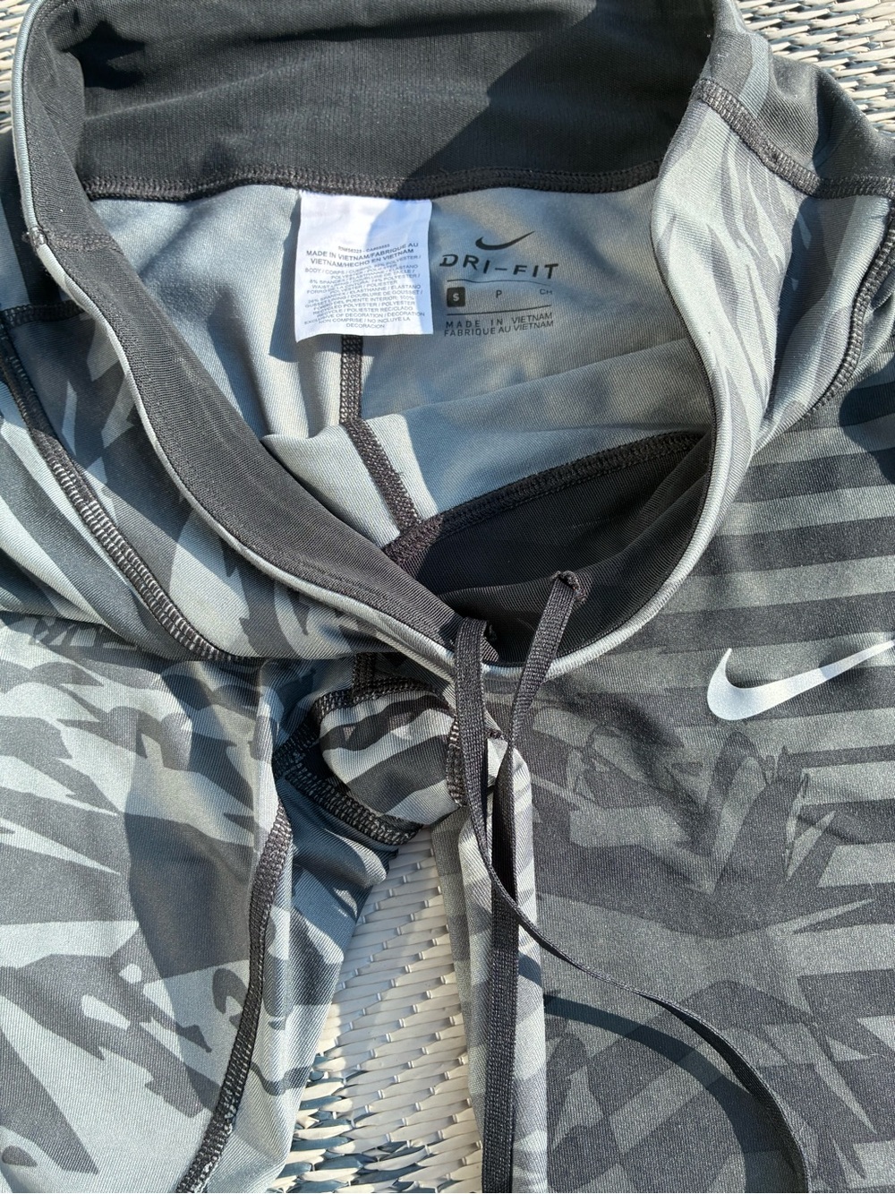 Nike Women's Black & Gray Patterned  Cropped Training Leggings - Picture 4 of 10